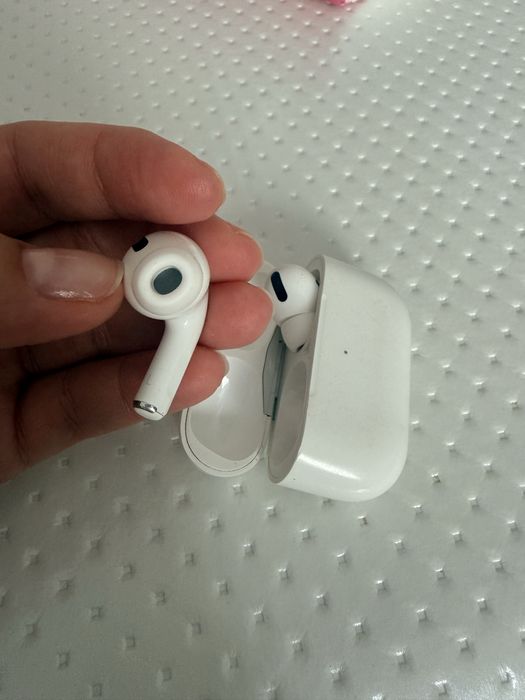 Продам Apple AirPods Pro (оригинал)