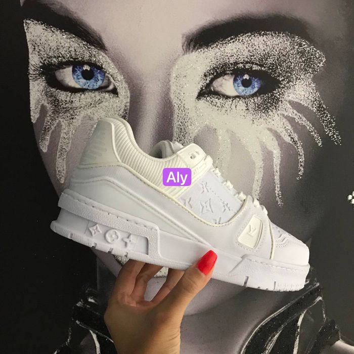 Adidași și ugg-uri