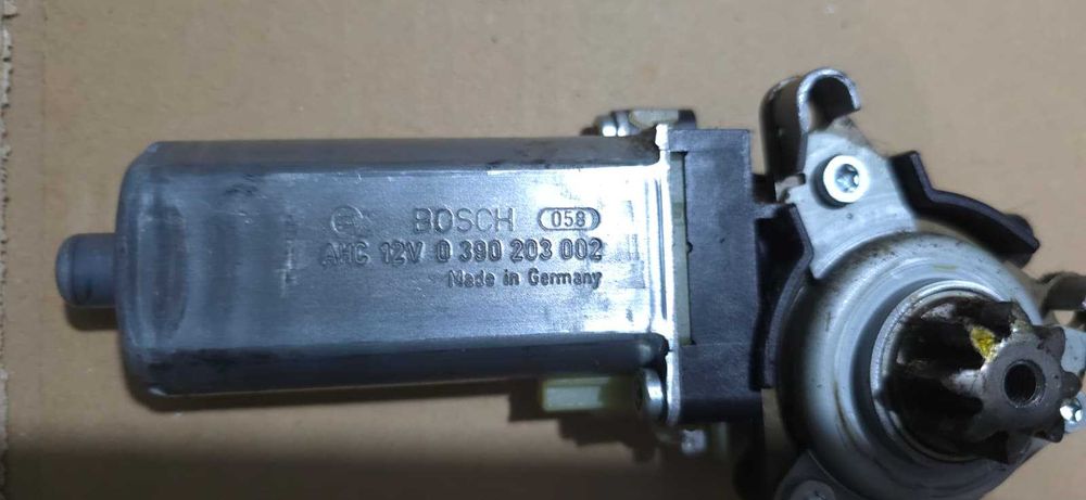 Motoras scaun dreapta fata MERCEDES-BENZ C-CLASS W204 OEM 0390203002