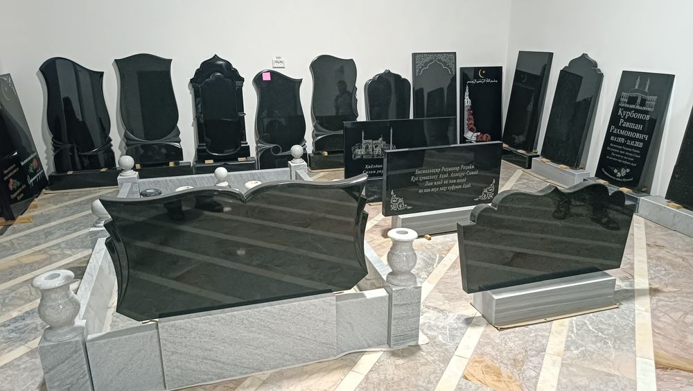 Памитник из Гранита и мрамира.