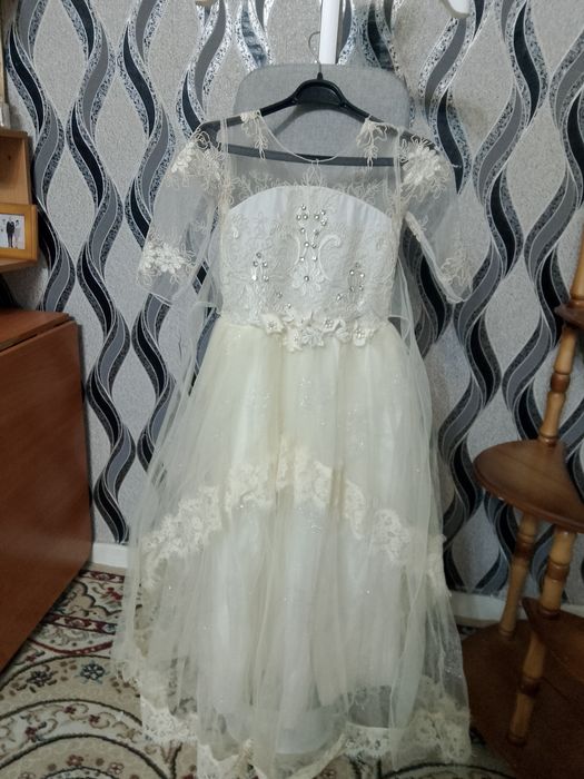 Продам платье молочное