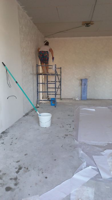 Поклейка обоев .