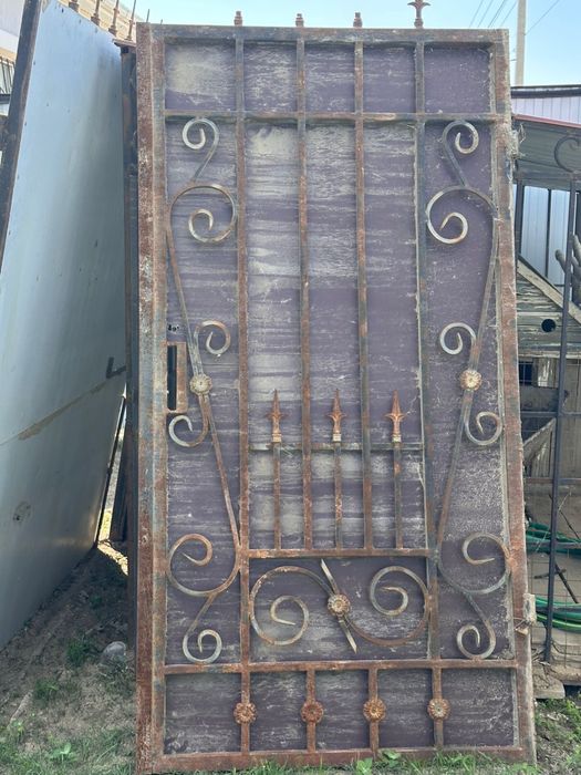 Ворота с калиткой и электронными держателями