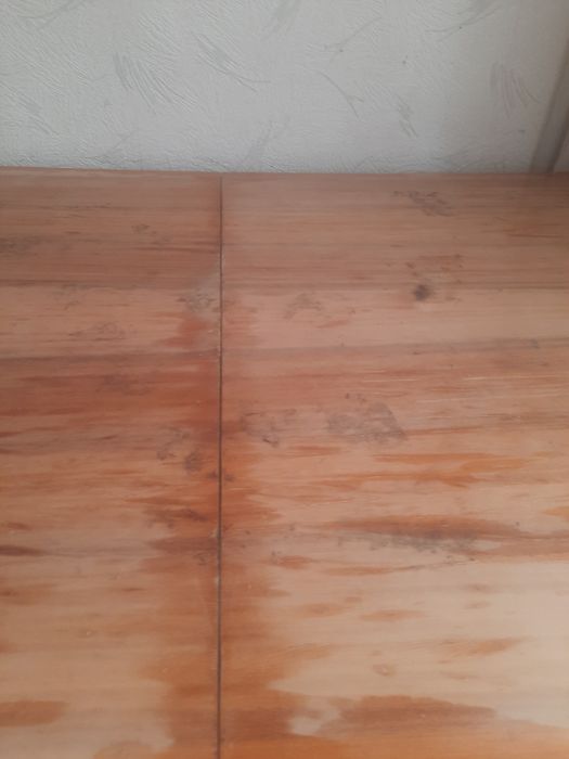 Продам стол  лакированный  .Центр