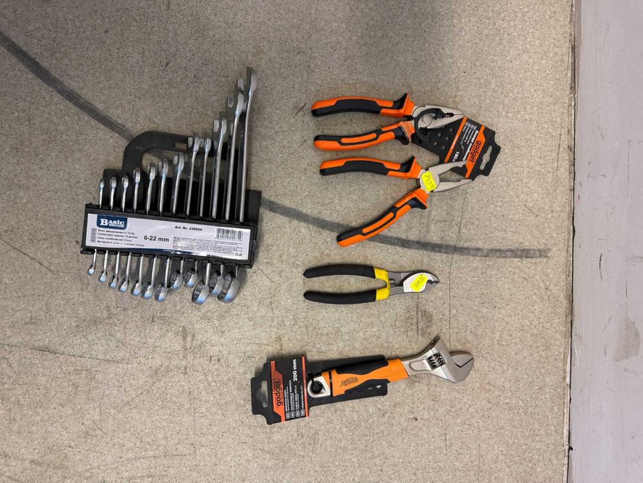 Ключ звездогаечен к-т 12бр/Клещи/Нож макетен/Ролетка/Стяга/Чук гумен/Брадва