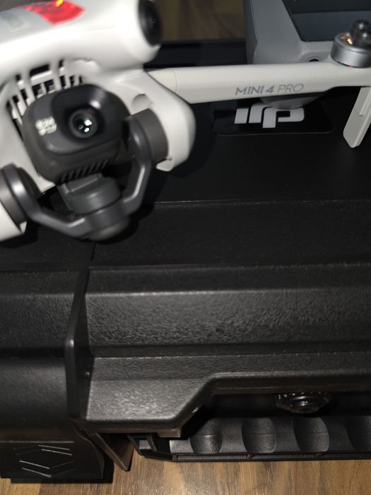Vand Drona Dji Mini 4 Pro + RC2 + 3 baterii + Hub incarcare + Geanta transport + elicii noi.
