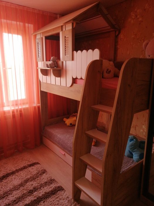 Двухъярусная кровать домик