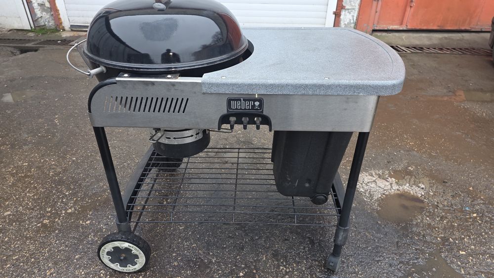 Грил weber на дървени въглища с поставка