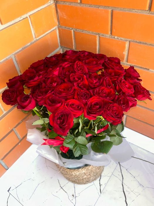 Цветы корзине красные