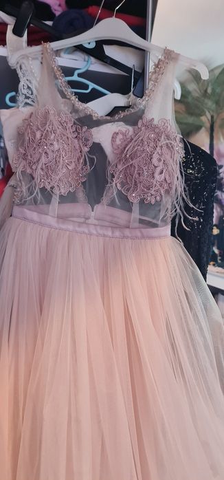 Rochie Bianca Drăgușanu mărime 36 cu pene de ocazie