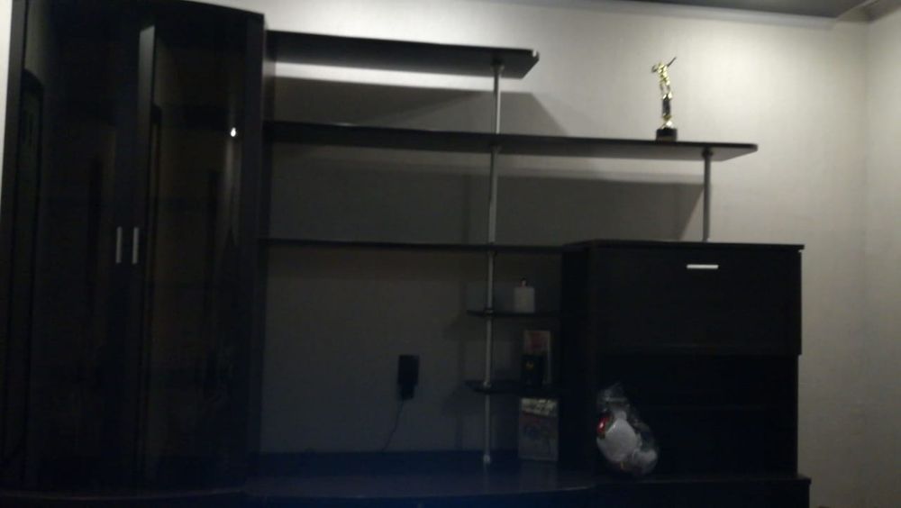 Продам недорого стильную Стенка- горка