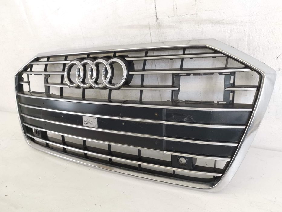 Ауди А6 / Audi A6 [ - ] Оригинална повредена предна решетка на радиато