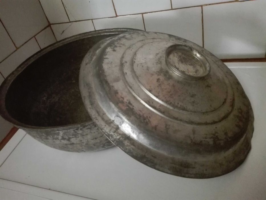 Затварячка за буркани и медни чиния и тенджера .
