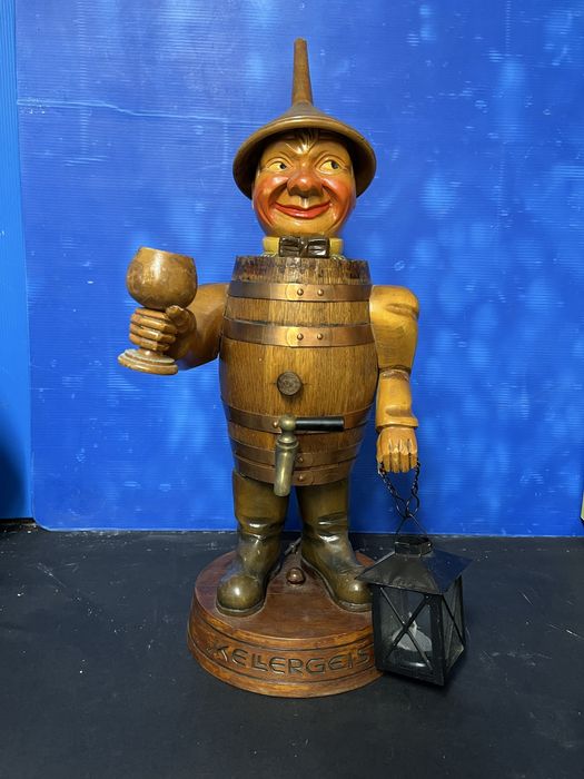 Рядка,стара рекламна фигура на бранд немско вино “Kellergeist”