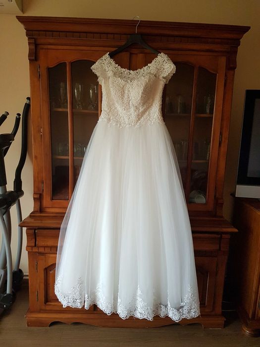 Rochie de mireasa marimea 46, cu talie reglabila,stare impecabila.