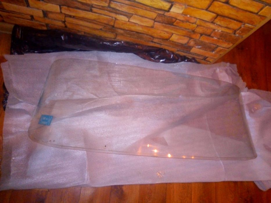 Продам лобовое стекло