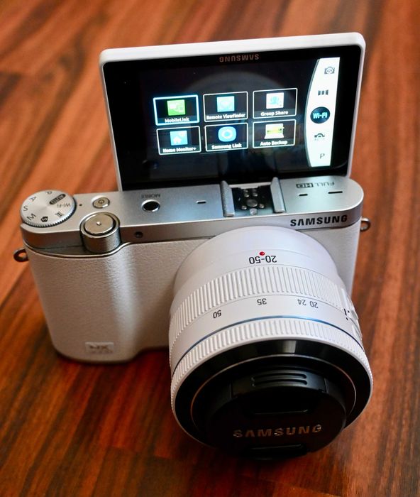 Camera foto mirrorless Samsung NX3000 alb cu obiectiv NX 20-50 II ED