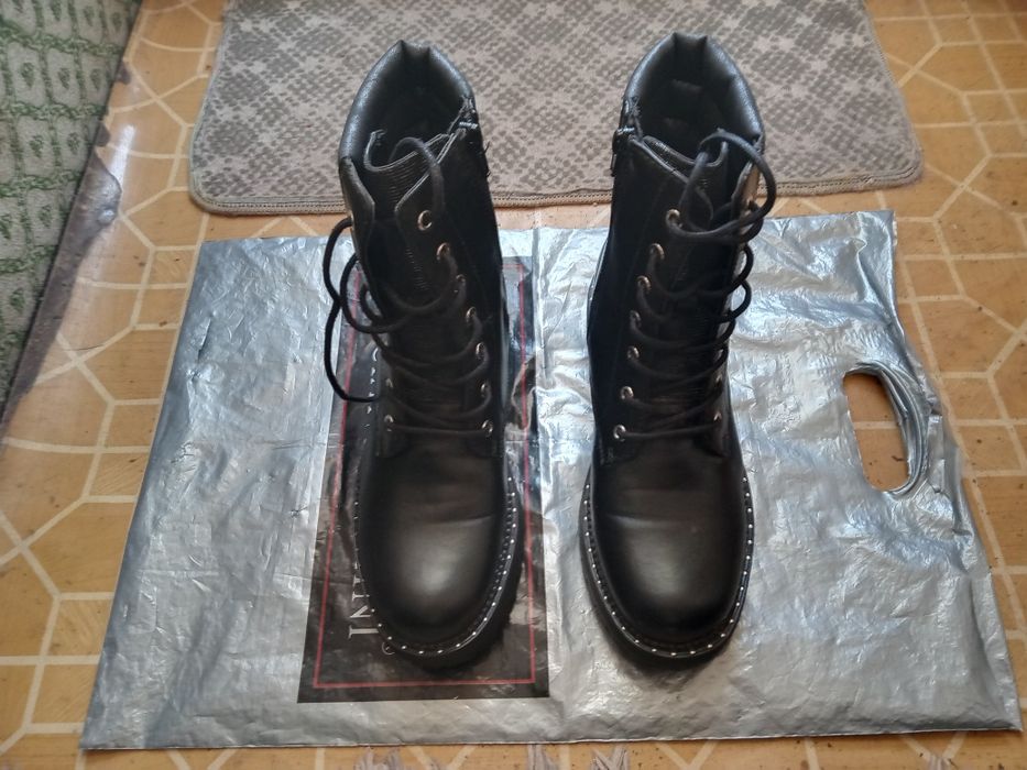 Дамски боти чисто нови от изкуствена кожа