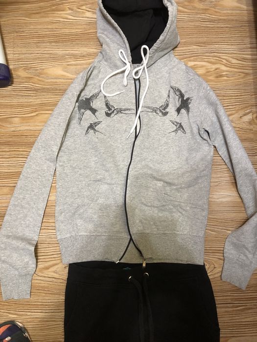 Продаются спорт. костюм и две маечки.