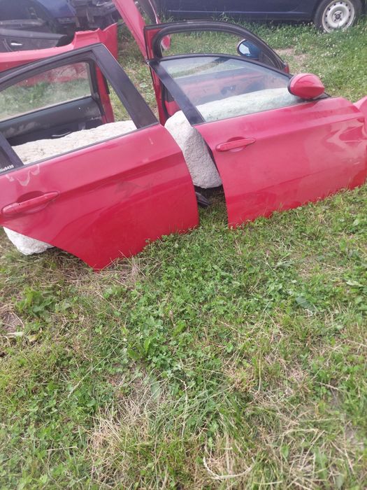 Piesele roșii E90 
Bara neagra F10