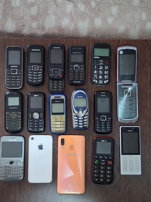 Telefoane de colecție unele funcționale
