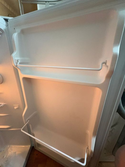 продаю мини холодильник (сверху есть морозилка)