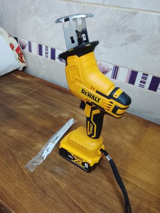 Fierăstrău sabie DeWalt cu o baterie de 6a Nou