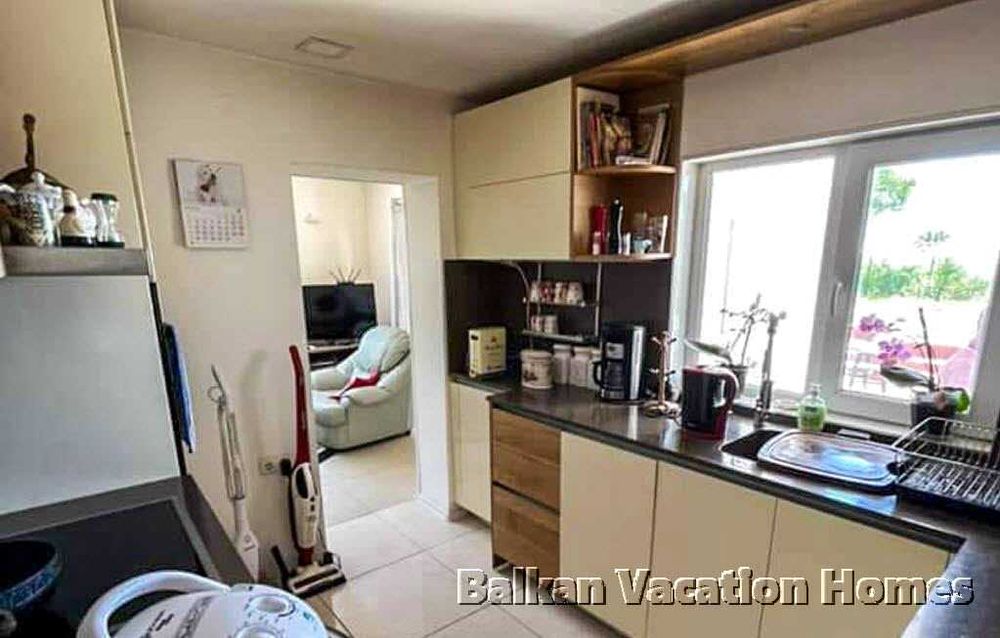 Триетажна къща с басейн и гледка море в Топола