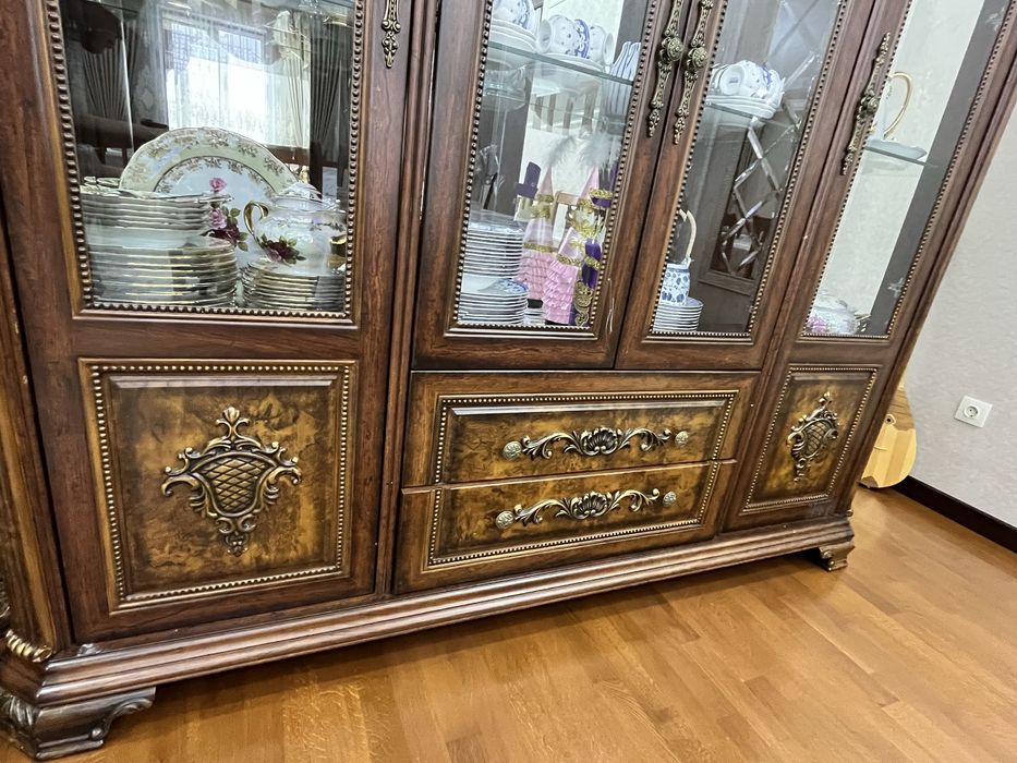 Сервант с комодом из чистого дерево