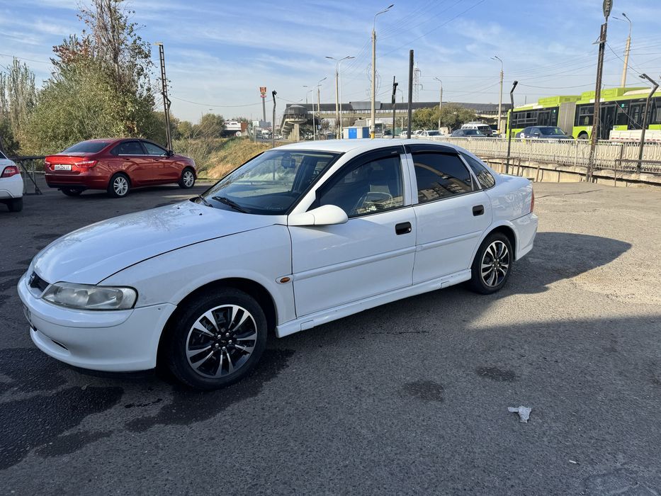 Opel vectra B sotiladi. Sosoyanee ortacha, signalizaciyasi bor.