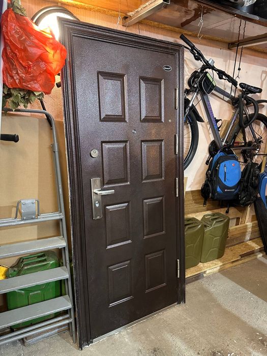 Продается входная дверь