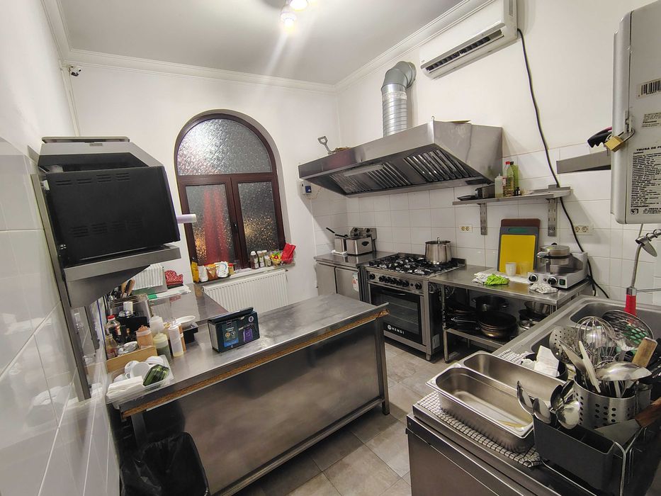 Cafenea restaurant  si minihotel in vila interbelica