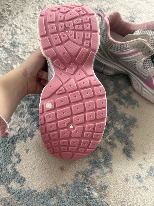 Кроссовки спортивные