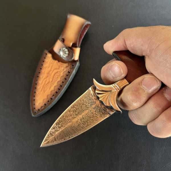 Кама от дамаскова стомана с кожена кания и сандалово дърво Tai Tai