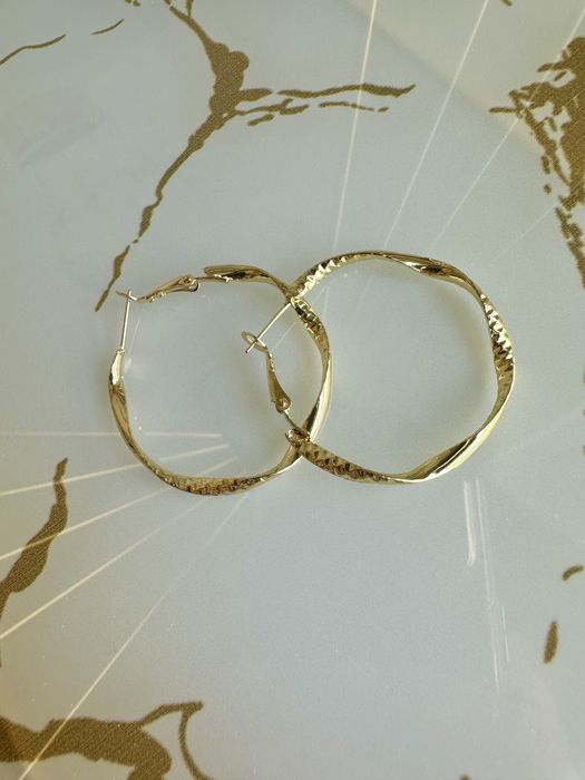 Трендовые серьги под латунь