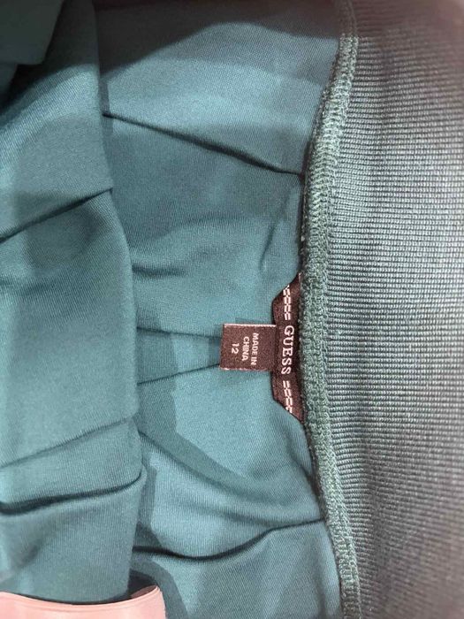 Продавам чисто нова пола Guess за момиче