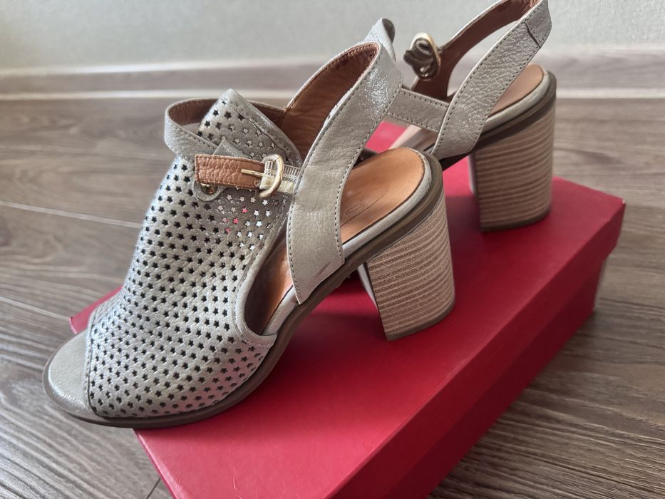 Продам босоножки