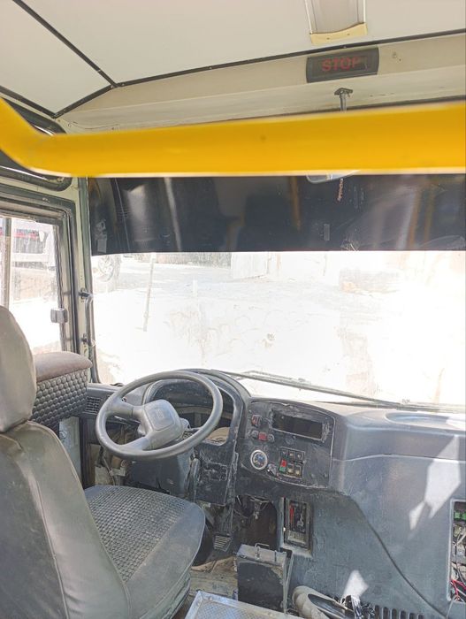 Автобус продаёт без рамы.