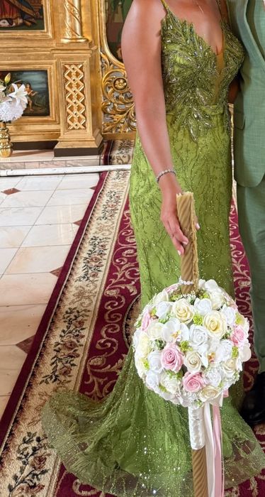 Vând rochie de nașă cu trena, fără nici un defect în stare perfecta.
