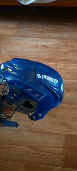 Продам хоккейный шлем
