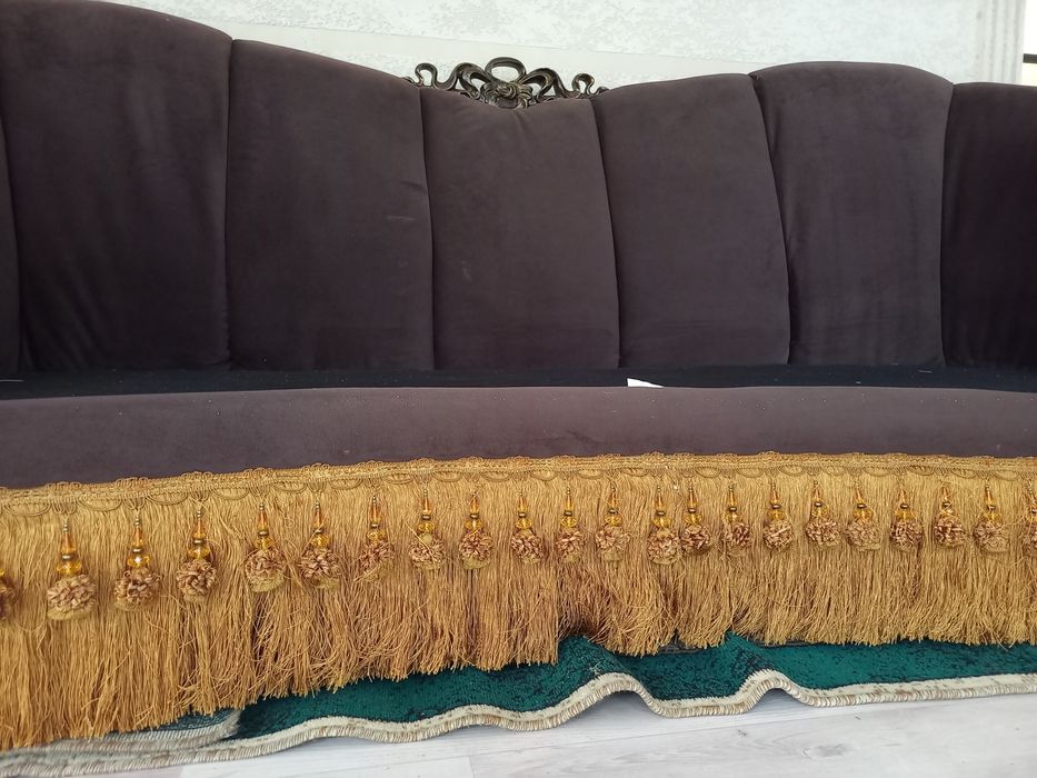 Диван с подушками