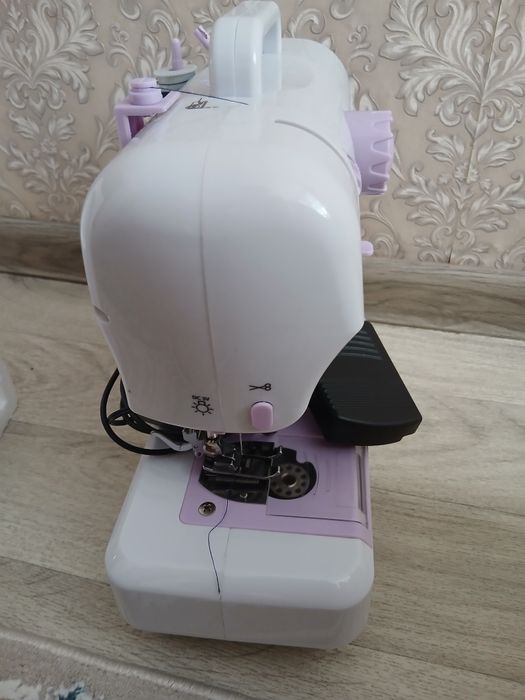 Швейная машинка 8000