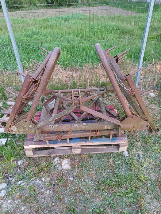 Utilaje agricole plug grapa incarcator in tirant de gunoi