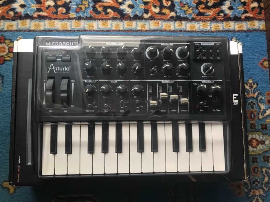 Sintetizator analog - Arturia Microbrute + Decksaver