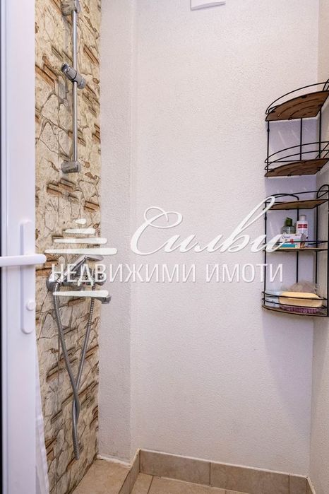 Сутеренен етаж от ТУХЛЕНА къща на плоча - ТОП ЦЕНТЪР !