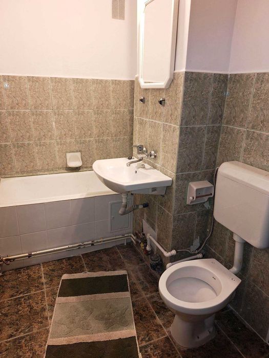 Garsonieră decomandată de închiriat Târgoviște, str. Ciprian Porumbescu, etaj 1