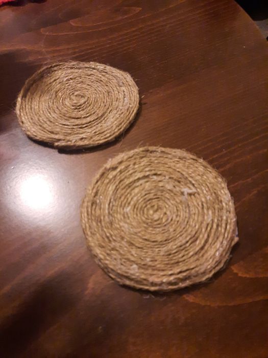 Изработвам сувенири,поставки за чаши и панери от картон и канап.