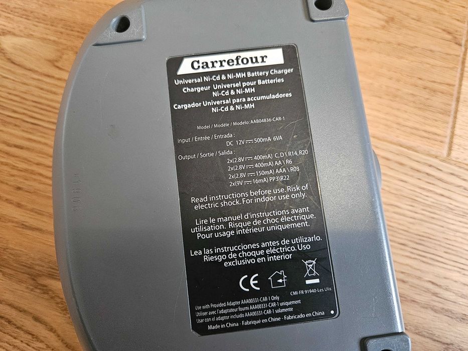 Incarcator baterii reincarcabile Ni-CD   Ni-MH  9V /  AA / AAA