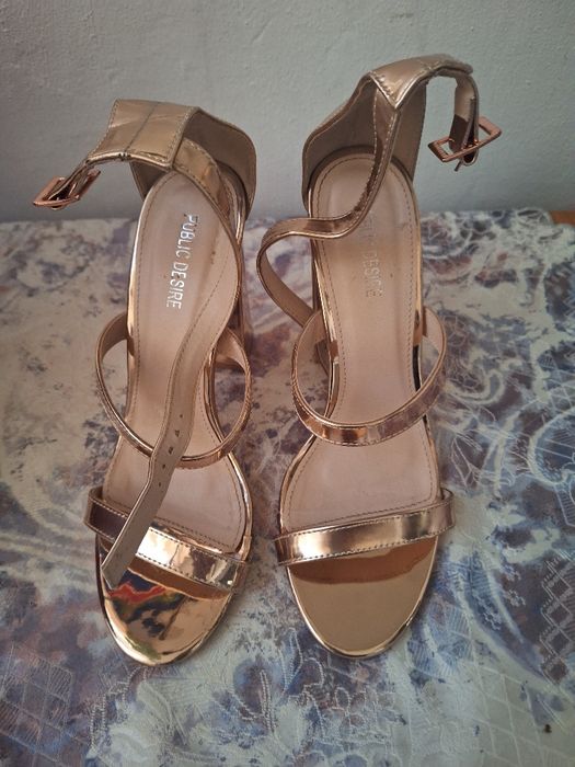 Sandale public desire