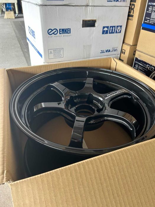 Комплект джанти Advan Racing R6 18x9.5 +29 5x114.3 Titanium Black